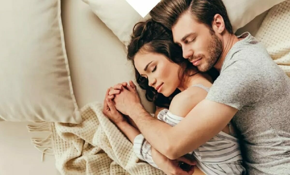 طريقة للنوم مع شريكك براحة واسترخاء