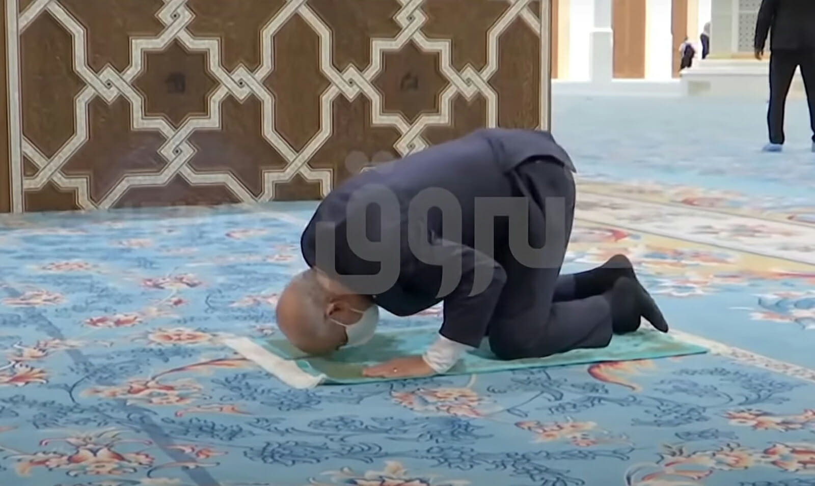 عبد المجيد تبون يصلي في المسجد الأعظم watanserb.com