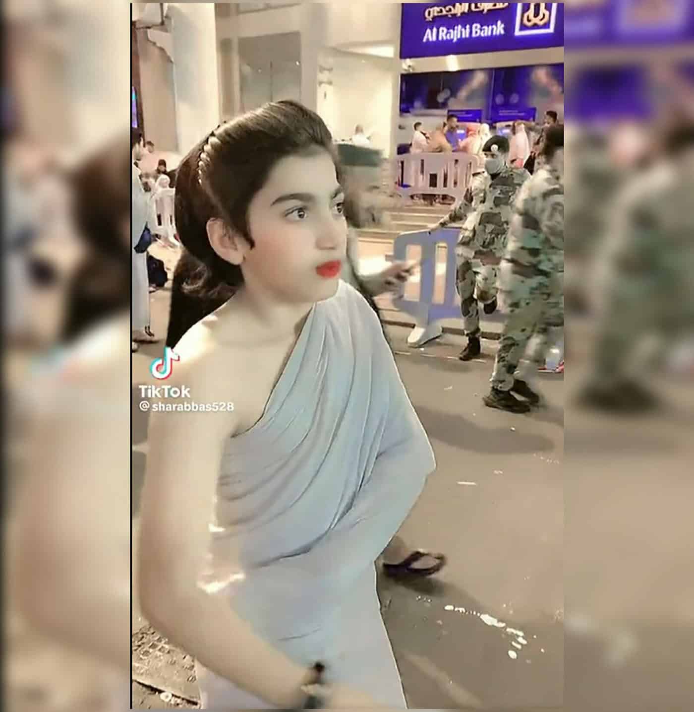 فتاة شبه عارية في الحرم المكي بملابس الإحرام watanserb.com