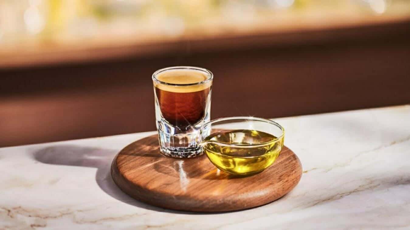 ينتج عن إضافة زيت الزيتون للقهوة نكهة غير متوقع