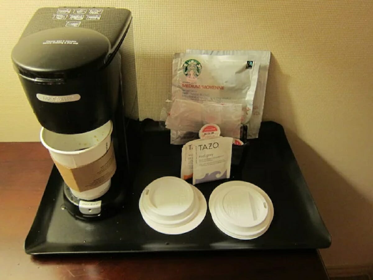 لا ينصح باستخدام آلة صنع القهوة في غرفة الفندق