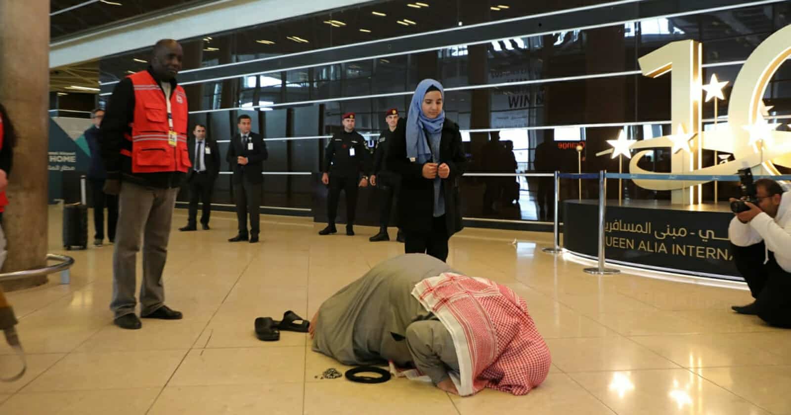 لاجئ سوري يلتقي ابنته في الأردن بعد غياب سنوات watanserb.com