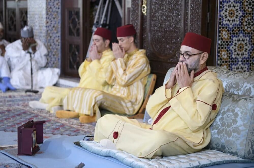 ملك المغرب محمد السادس خلال احياء ليلة القدر watanserb.com