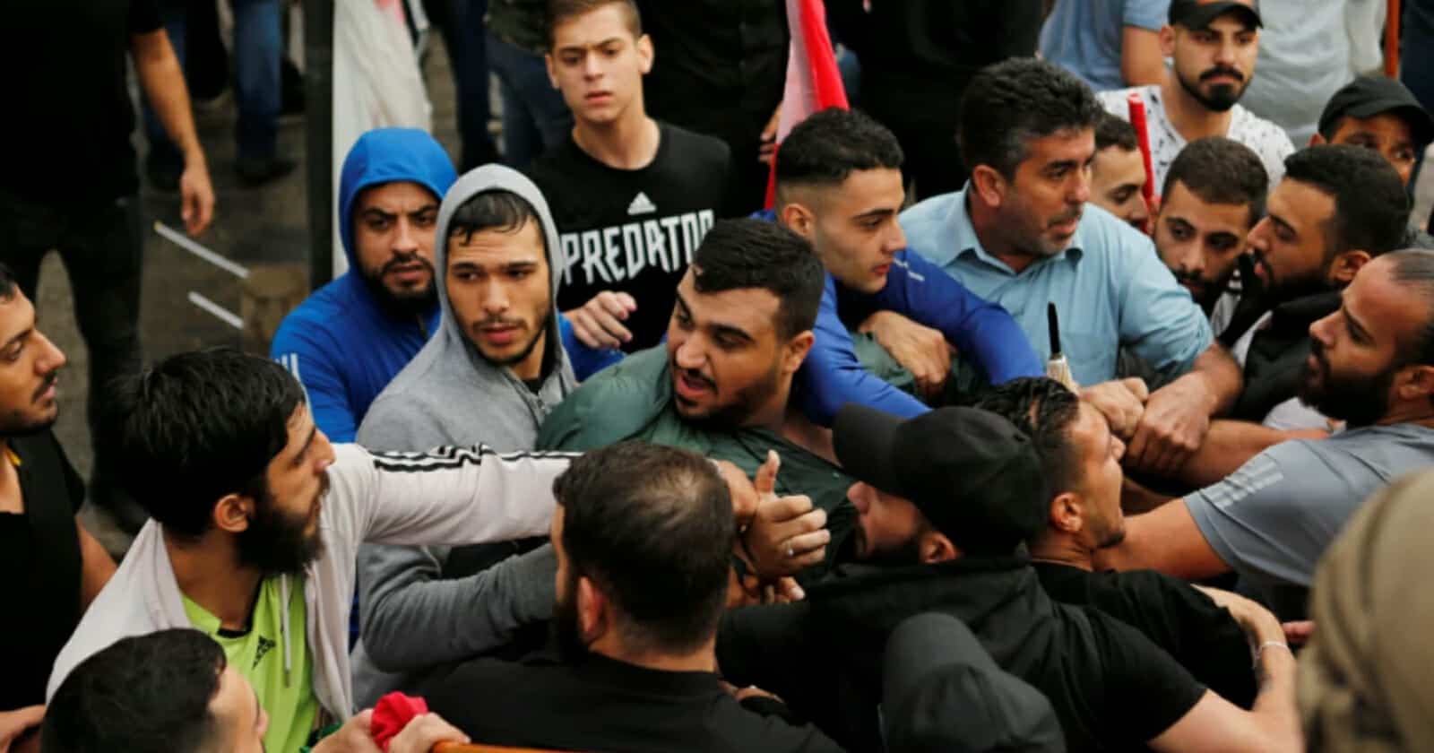 موظفون في بلدية لبنانية يعتدون على شبان watanserb.com