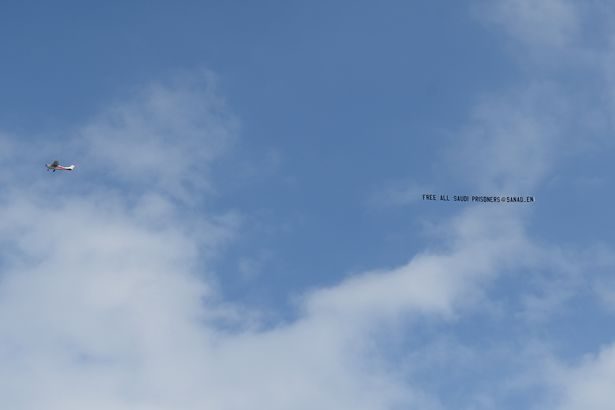 طائرة في مباراة كرة قدم تحرج النظام السعودي