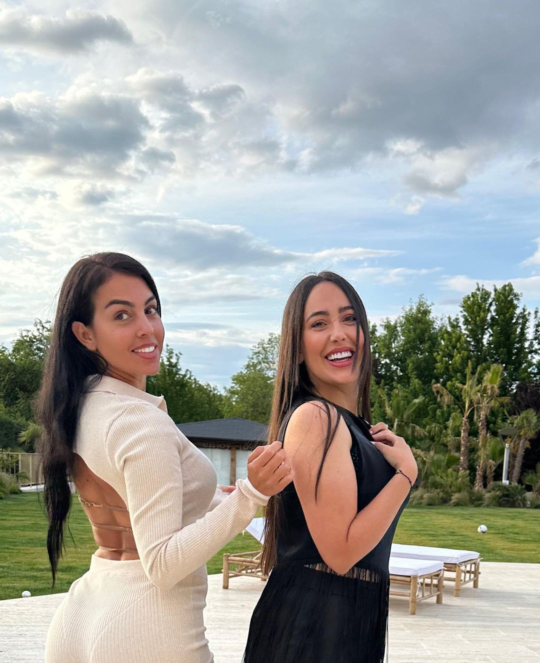 جورجينا روديغيز وشقيقتها