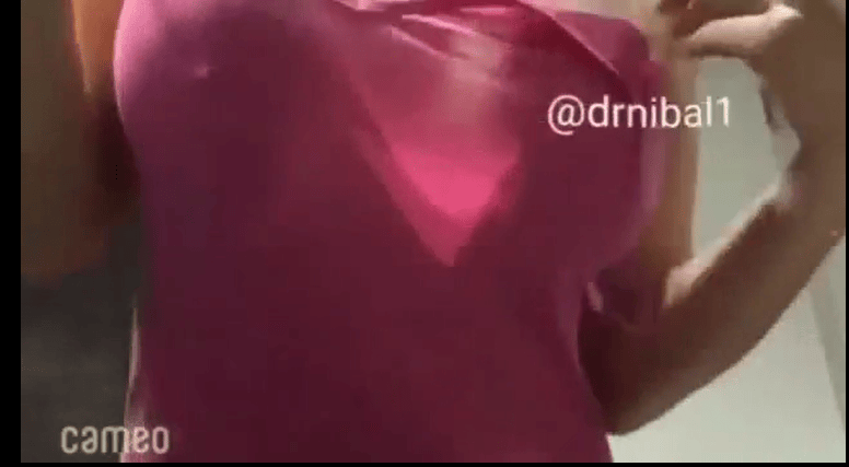 ظهرت دومينيك حوراني في مقطع آخر مرتدية قميص نوم أحمر