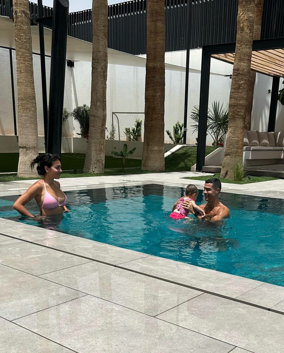 رونالدو في حمام السباحة مع عائلته