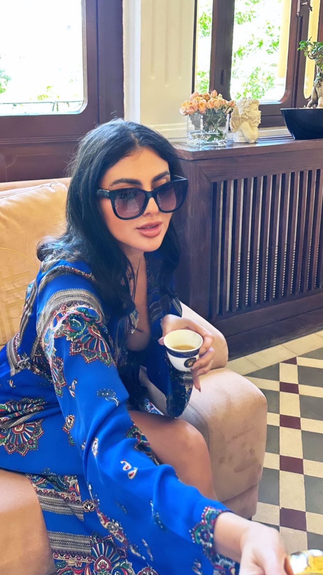 مريم حسين تشرب فنجان القهوة وهي محتشمة