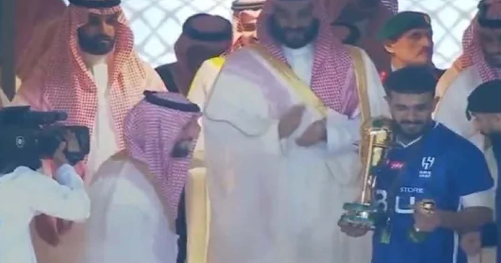 رئيس الهلال يسقط أمام محمد بن سلمان على المنصة الشرفية watanserb.com