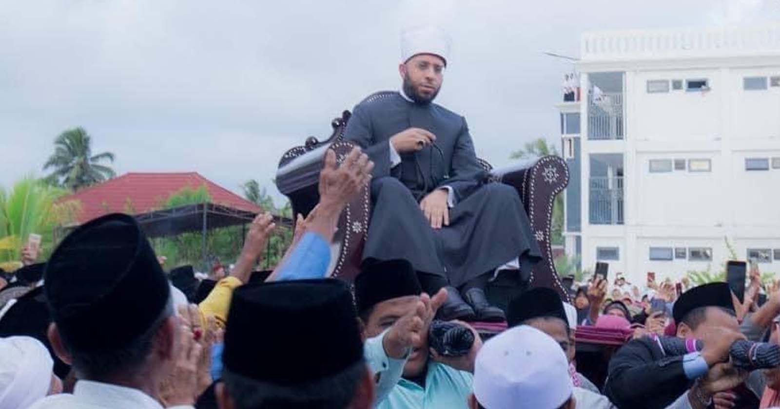 أسامة الأزهري.. غضب واسع من مستشار السيسي بسبب صورة التبرك بحذائه في إندونيسيا الأزهري أجرى جولة في إندونيسيا ألقى خلالها محاضرة وهو محمول على الأعناق watanserb.com