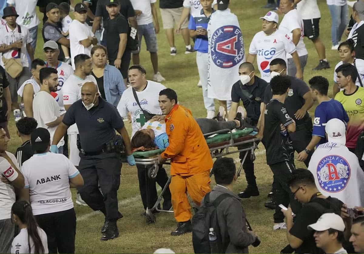 قتلى وجرحى في حادث تدافع بمباراة كرة قدم بالسلفادور