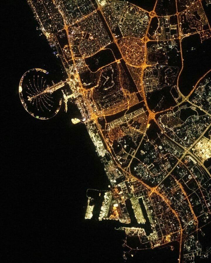 صورة دبي من الفضاء بعدسة سلطان النيادي