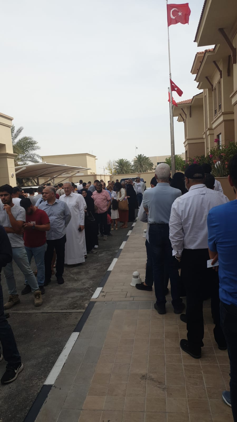 طوابير أمام السفارة التركية في قطر