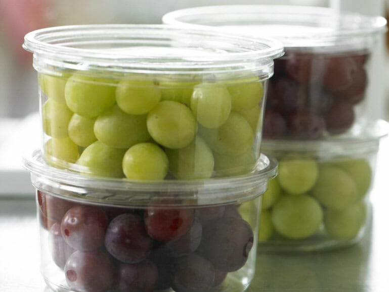 من الضروري تخزين العنب في وعاء في درج الثلاجة