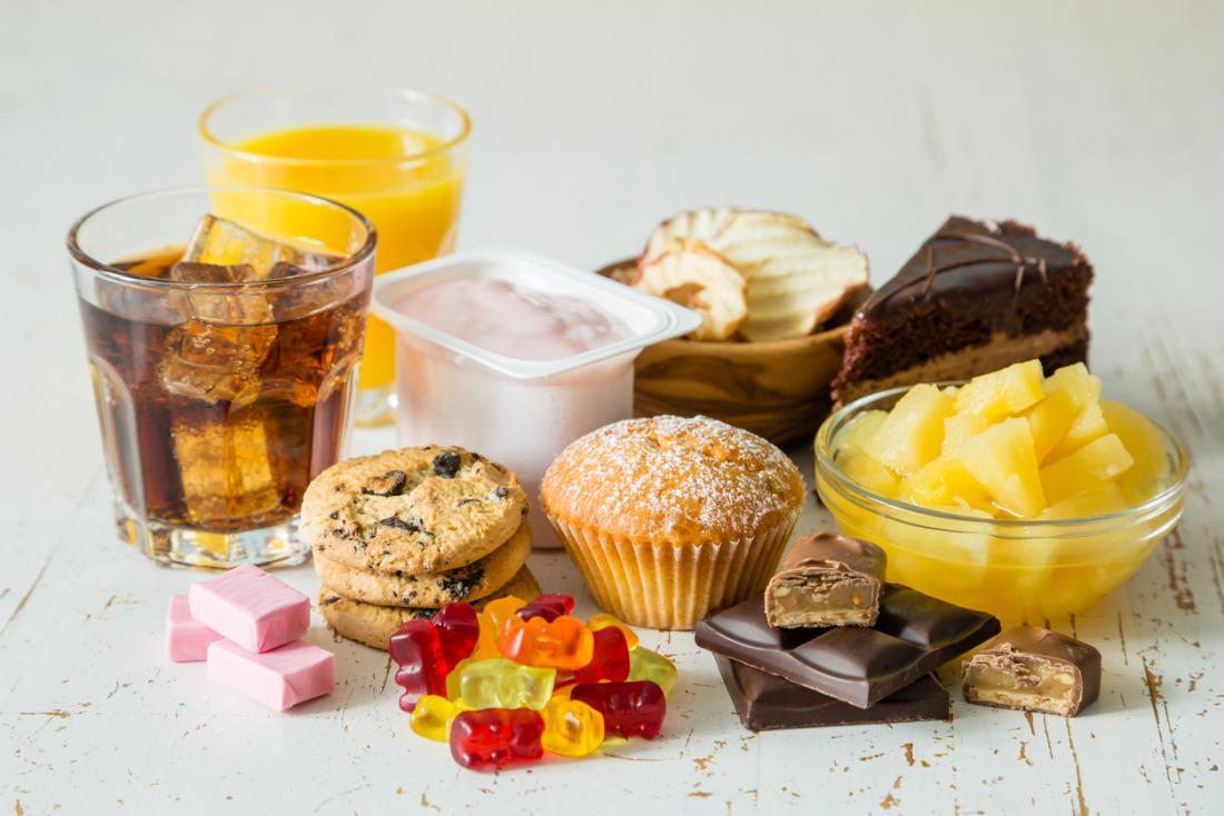 تناول الكثير من الأطعمة السكرية يمكن أن يؤدي إلى العديد من المشاكل الصحية