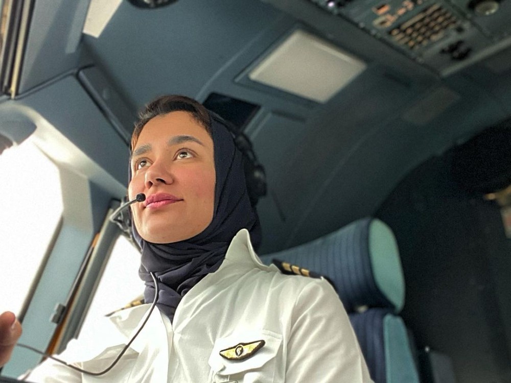 تعيين مها البلوشي كأول قائدة طائرة عمانية