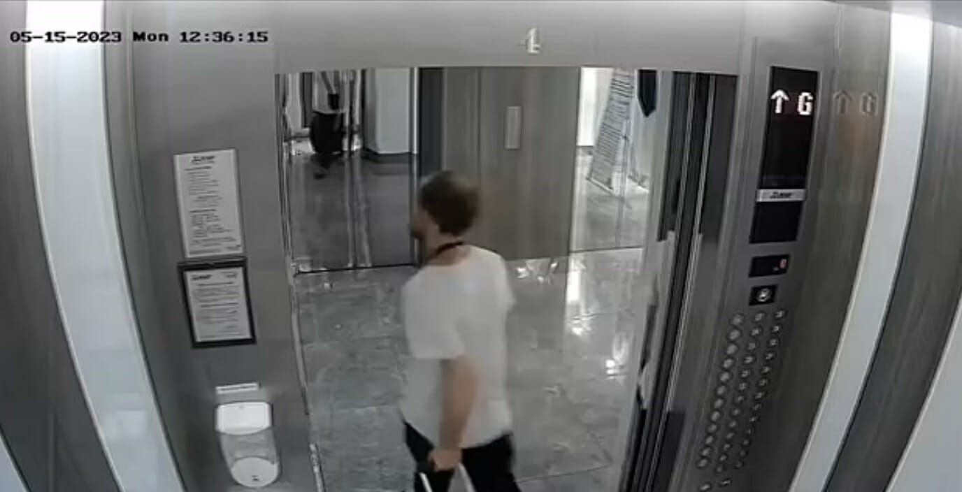 كاميرات المراقبة ترصد القاتل يغادر الفندق متوتراً