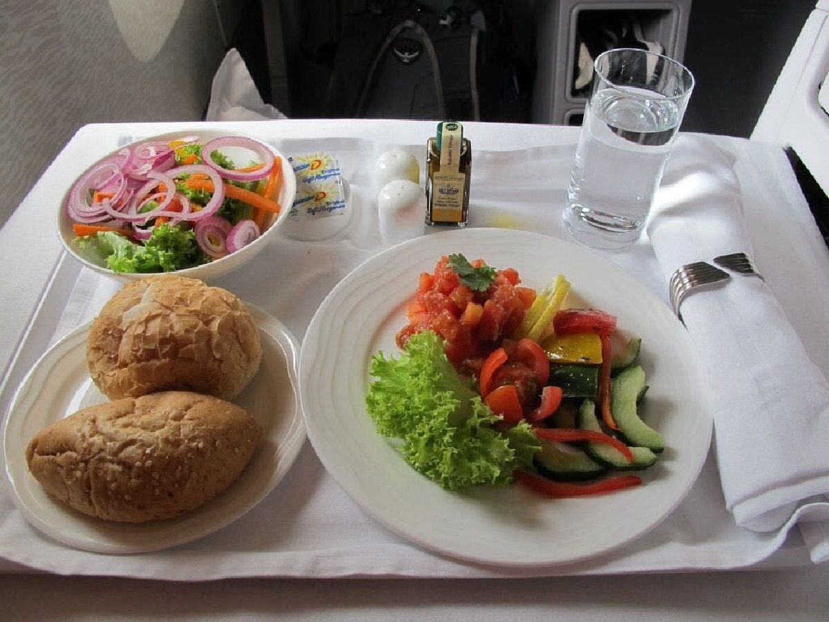 تناول الطعام على متن الطائرة watanserb.com