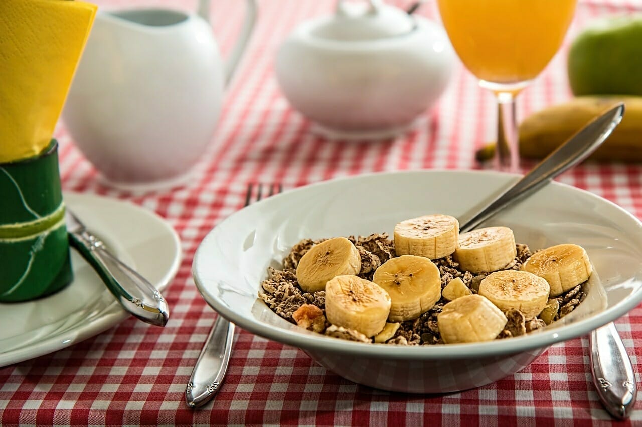 تناول وجبة فطور صحية في الصباح