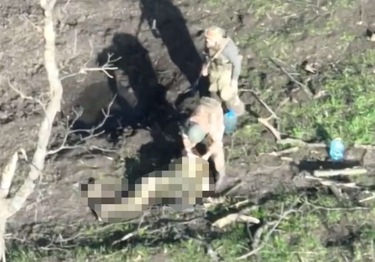 تصرف مخزٍ لجندي روسي مع جثة رفيقه الذي قتل بجانبه في أوكرانيا watanserb.com
