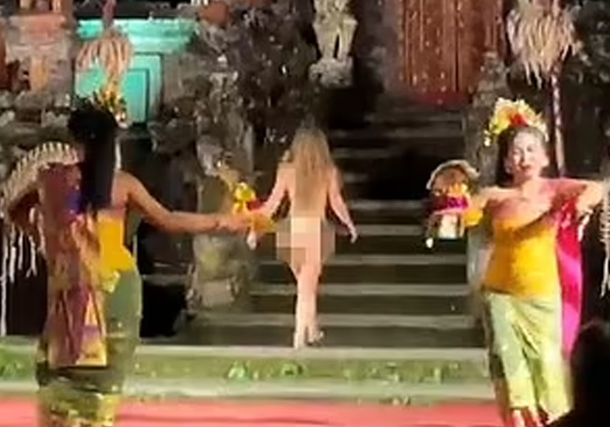 سائحة ألمانية تتعرى تماماً وتقتحم عرضاً في معبد هندوسي بإندونيسيا لسبب غريب جداً watanserb.com