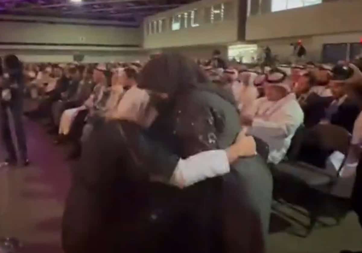 طالب سعودي في آيسف 2023 watanserb.com