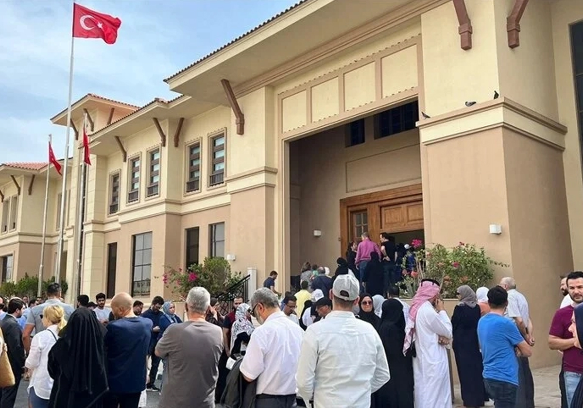 طوابير طويلة أمام السفارة التركية في قطر watanserb.com