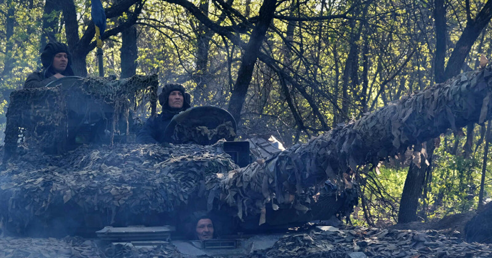 فرار فرقة روسية للنجاة بحياتها مع اقتحام الدبابات الأوكرانية watanserb.com