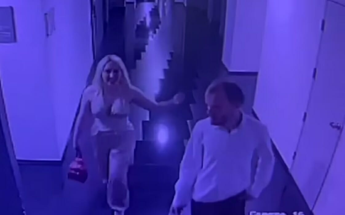 كاميرات المراقبة تظهر الزوجين سعيدين وهما في طريقهما لغرفتهما في الفندق