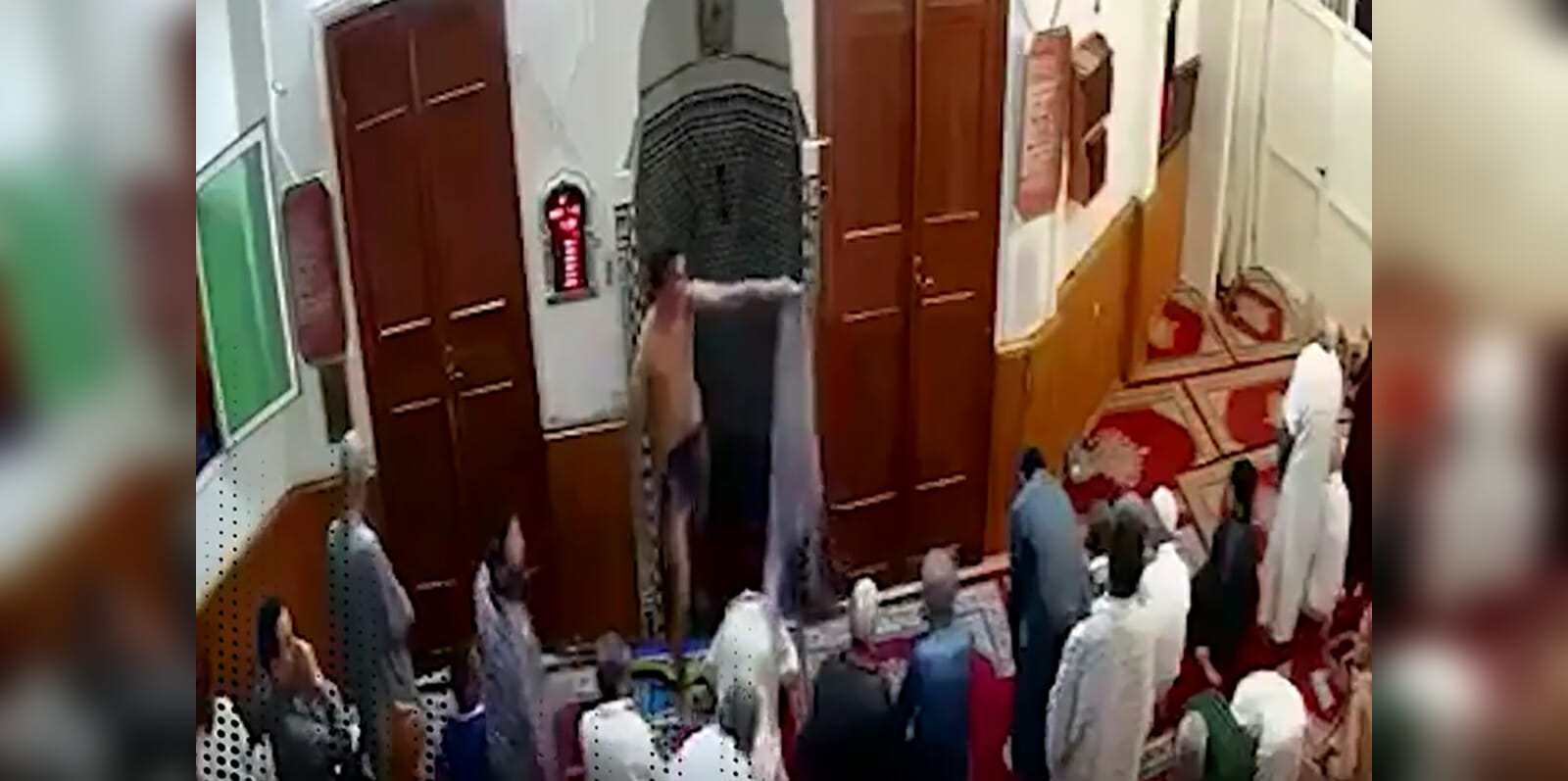 مخمور يقتحم مسجد في المغرب watanserb.com
