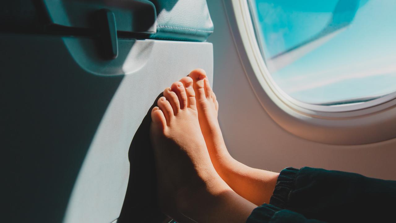 مضيفات يحذرن...لا تخلع حذاءك أبداََ في الطائرة لهذا السبب! watanserb.com