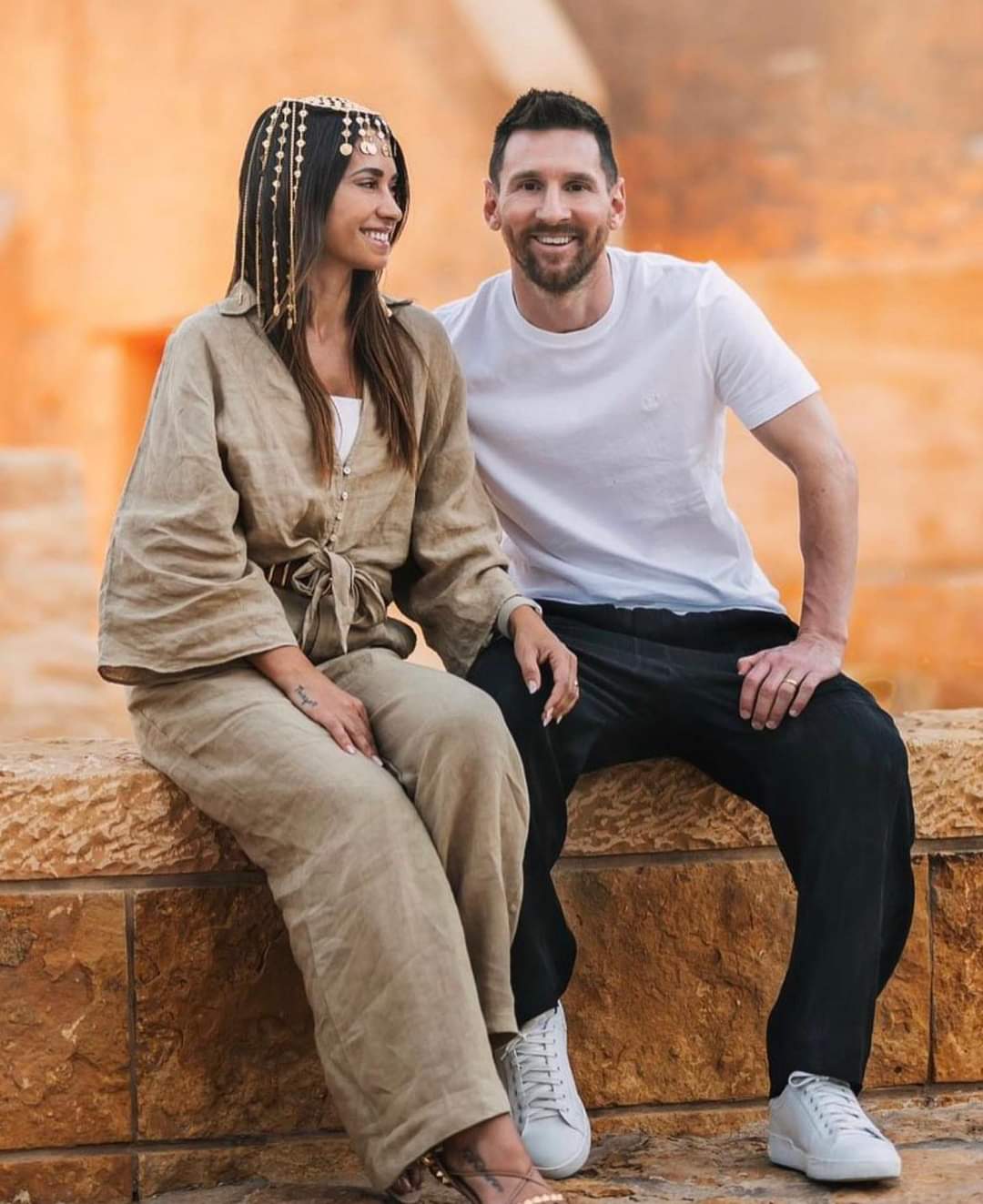 ميسي وزوجته في السعودية