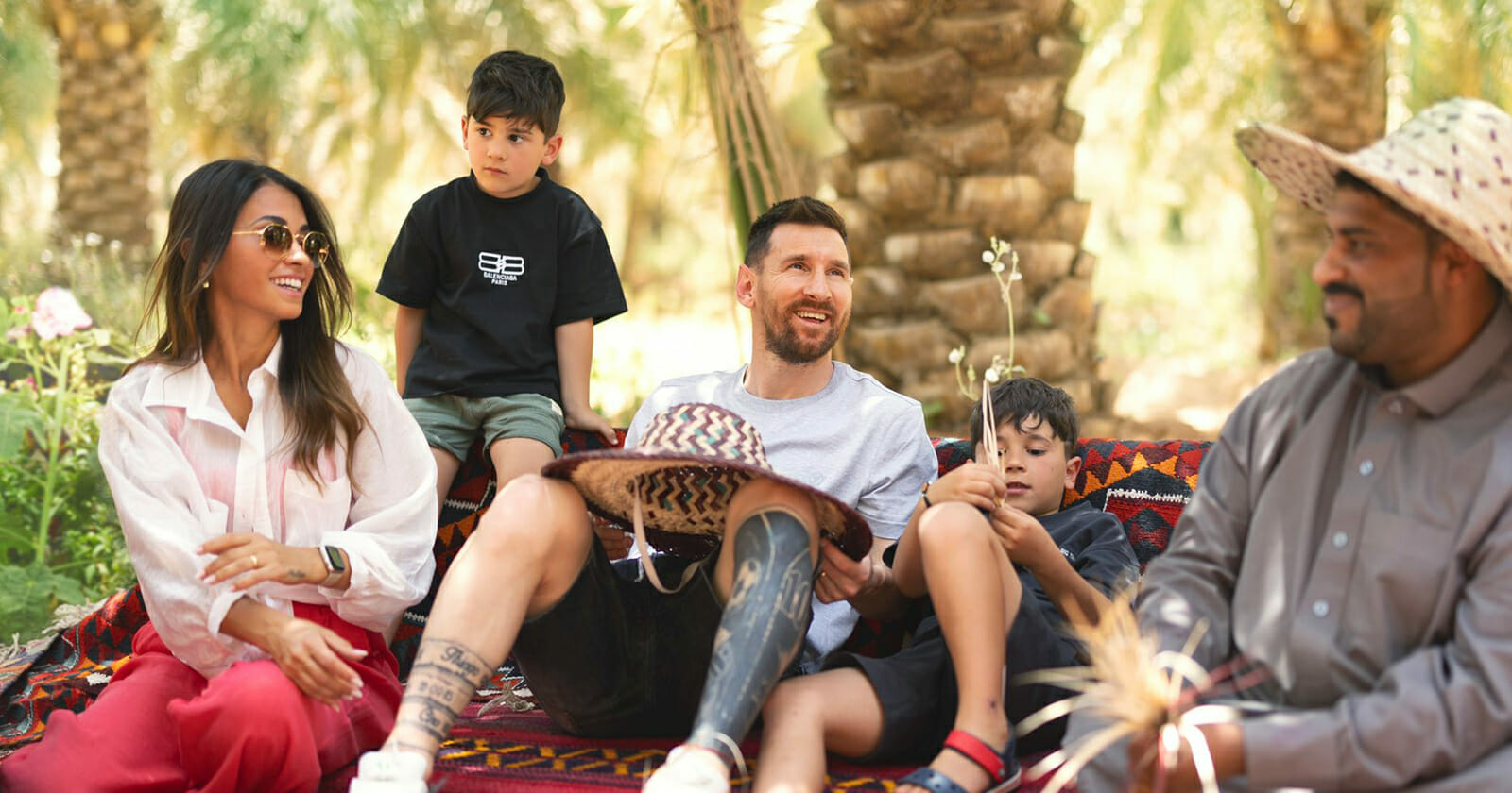 ميسي يستمتع مع زوجته وأطفاله في السعودية watanserb.com