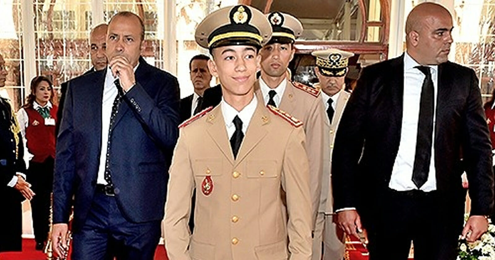 ولي عهد المغرب مُحاطا بقادة الجيش watanserb.com