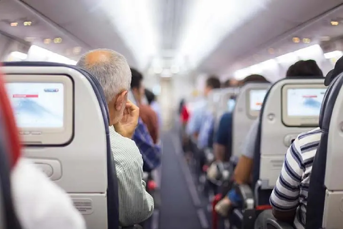 تجنب السلوك غير اللائق واتباع إرشادات الطاقم، يساهم في أن تكون الرحلة آمنة وممتعة لجميع الركاب على متن الطائرة.