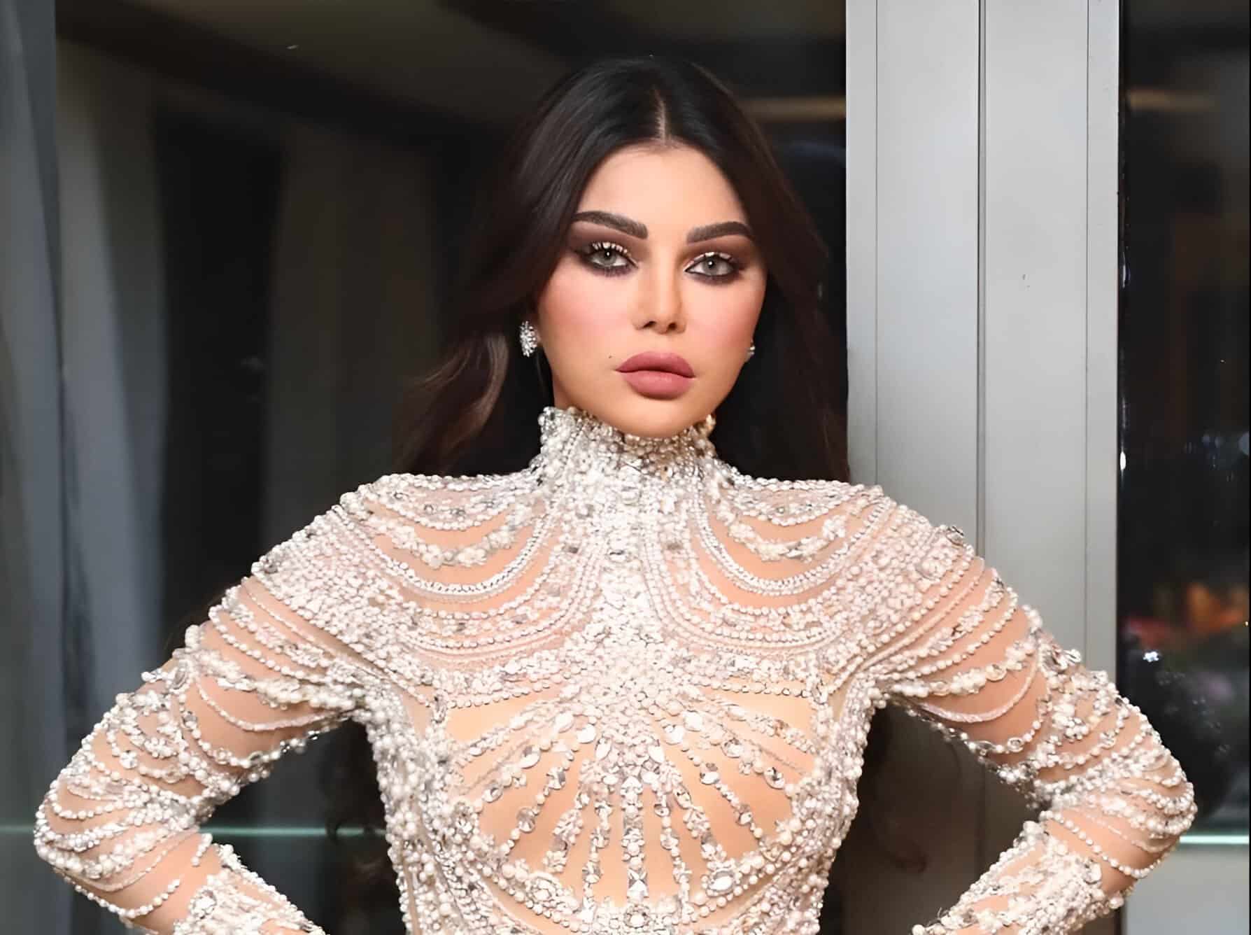 هيفاء وهبي تستعرض ساقيها ومفاتنها بفستان من العصر الفيكتوري