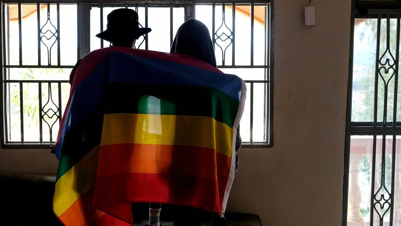 موجات من المثليين المصابين بـ"الإيدز" يهربون من مراكز العلاج خوفاً من السجن والإعدام في أوغندا