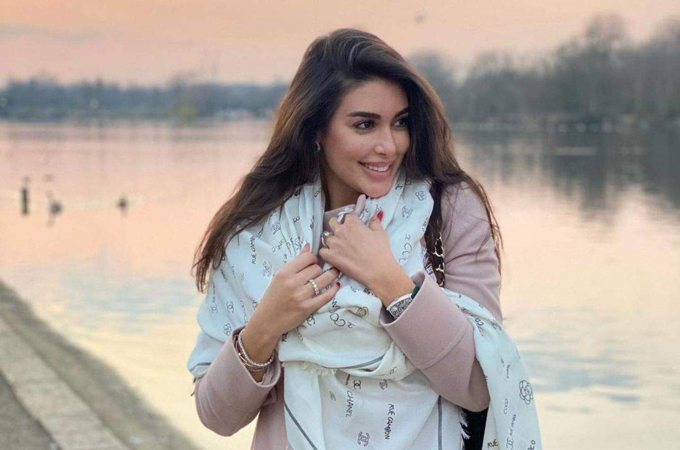 ياسمين صبري تستمتع بإطلالة النيل بروب الاستحمام فقط! (فيديو)