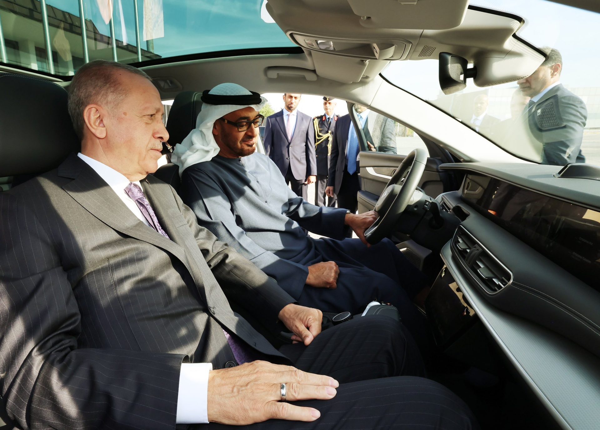 أردوغان يلتقي رئيس الإمارات الشيخ محمد بن زايد ويخوض تجربة قيادة سيارة “توغ” التركية الكهربائية الجديدة
