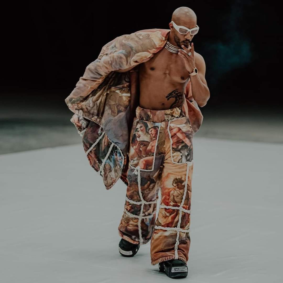 وصف متابعون محمد رمضان بسبب إطلالته بانه مجرد مقلد للغرب