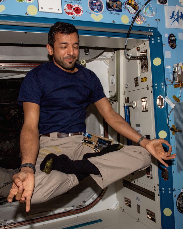 سلطان النيادي يمارس اليوغا في محطة الفضاء الدولية