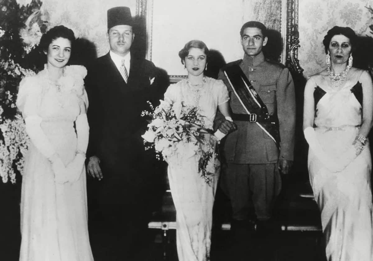 فترة الإطاحة بالشاه في الثورة الإسلامية، وكان الشاه متزوجا بالأميرة فوزية، الشقيقة الكبرى للملك فاروق الأول، آخر ملوك مصر