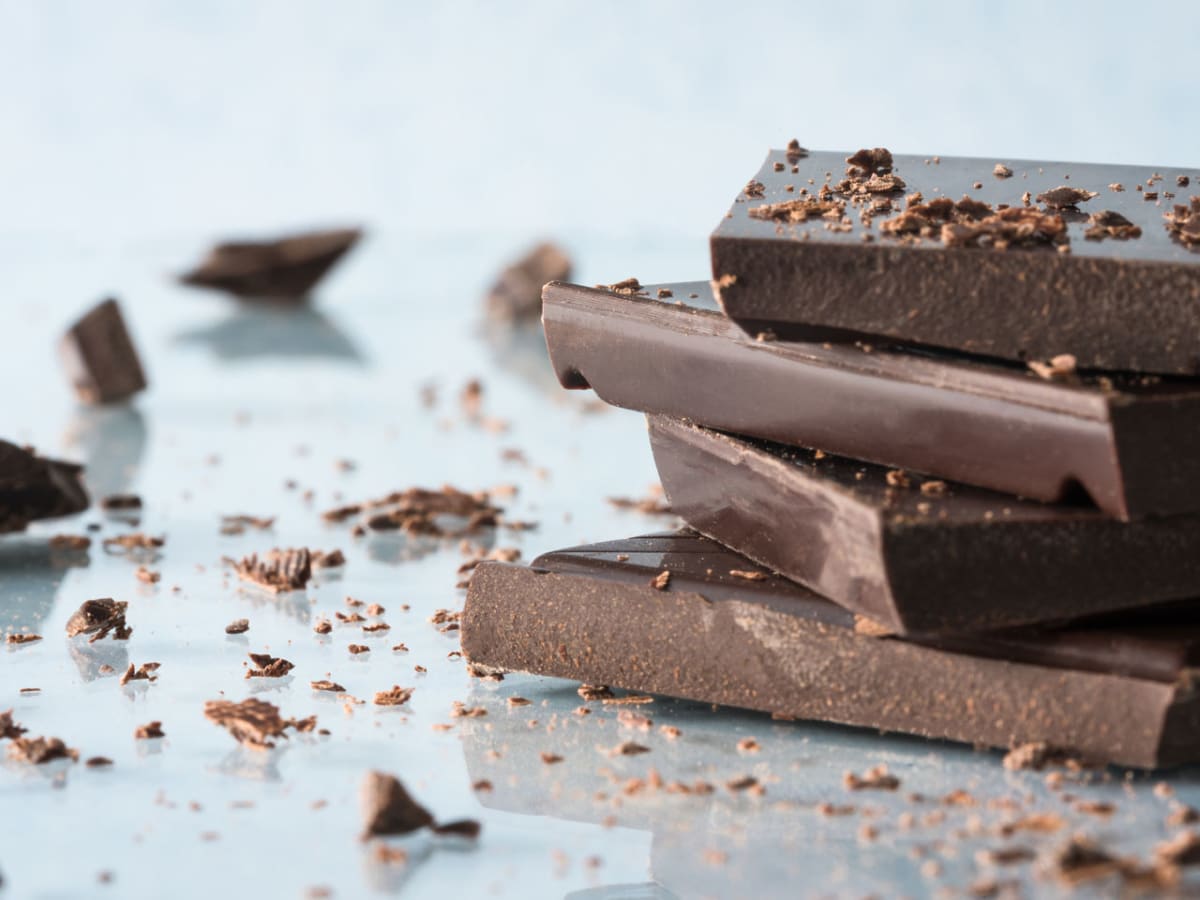 تحتوي الشوكولاتة على مركبات الفلافونويد التي ثبت أنها تقلل ضغط الدم وتساعد كذلك على استرخاء الأوعية الدموية