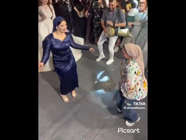 صاحبة الفستان الأزرق