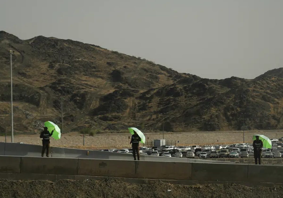 جنود سعوديون يحملون مظلات