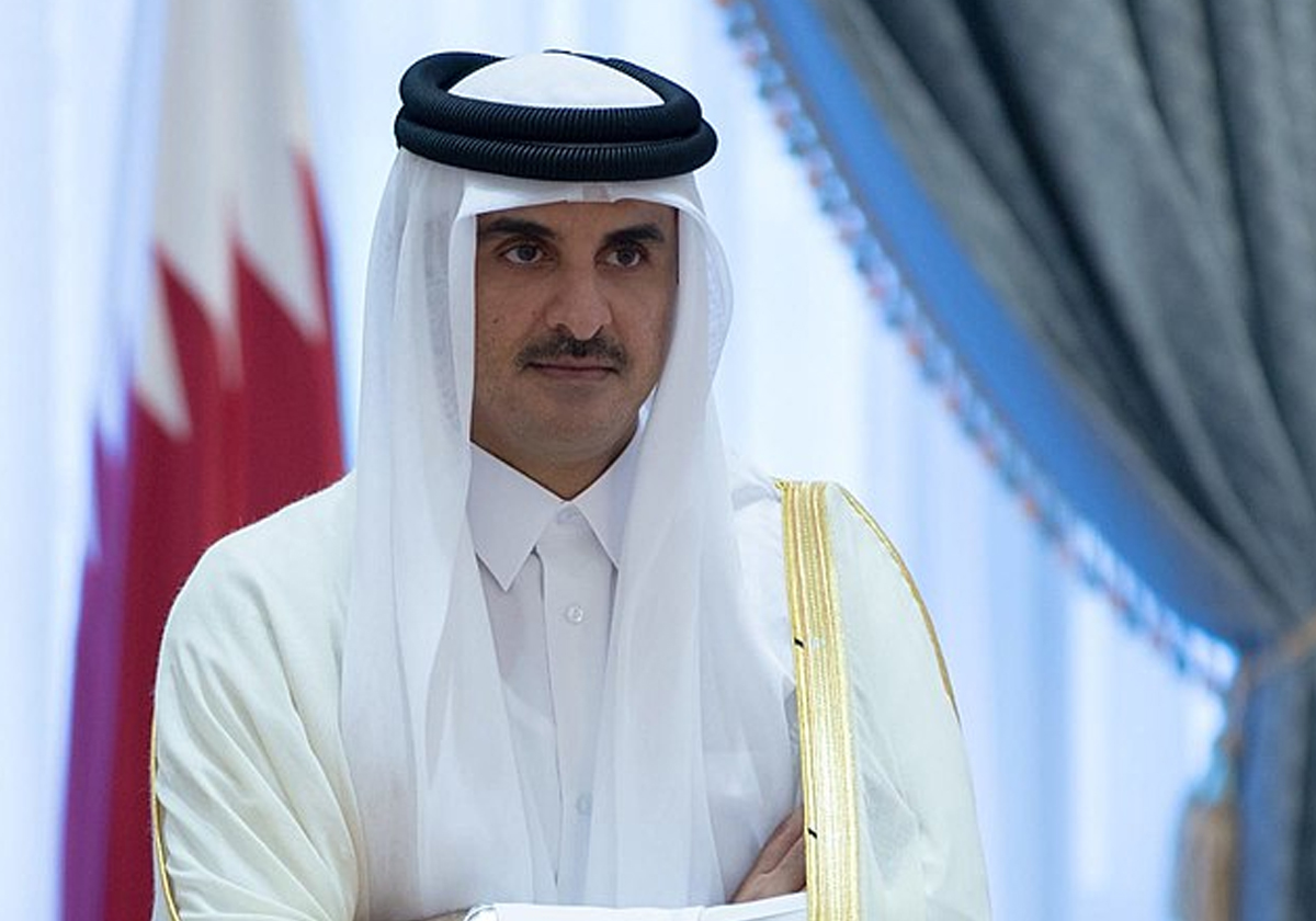 شاهد هدية قدمها معارض مصري لـ أمير قطر وهكذا كان رد فعله