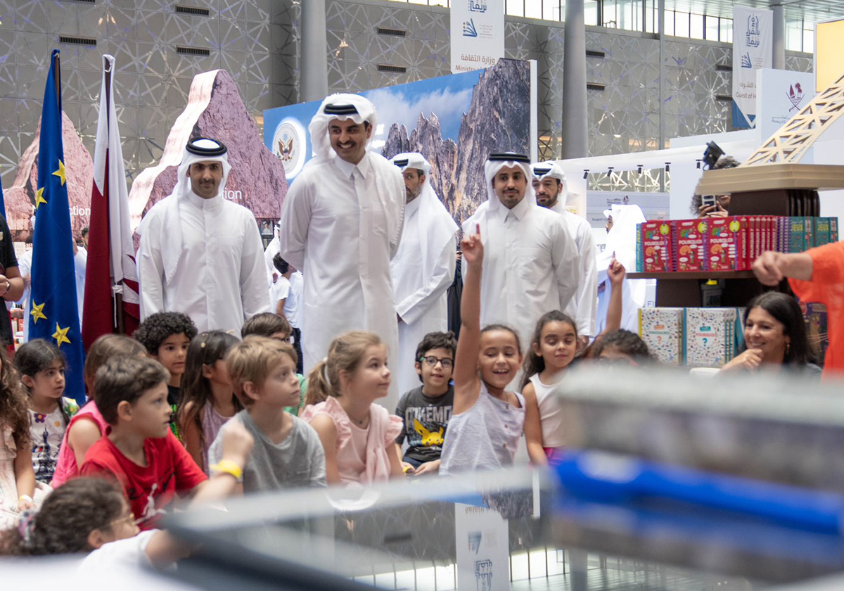 شاهد ما فعله أمير قطر في معرض الدوحة الدولي للكتاب ولفت الأنظار
