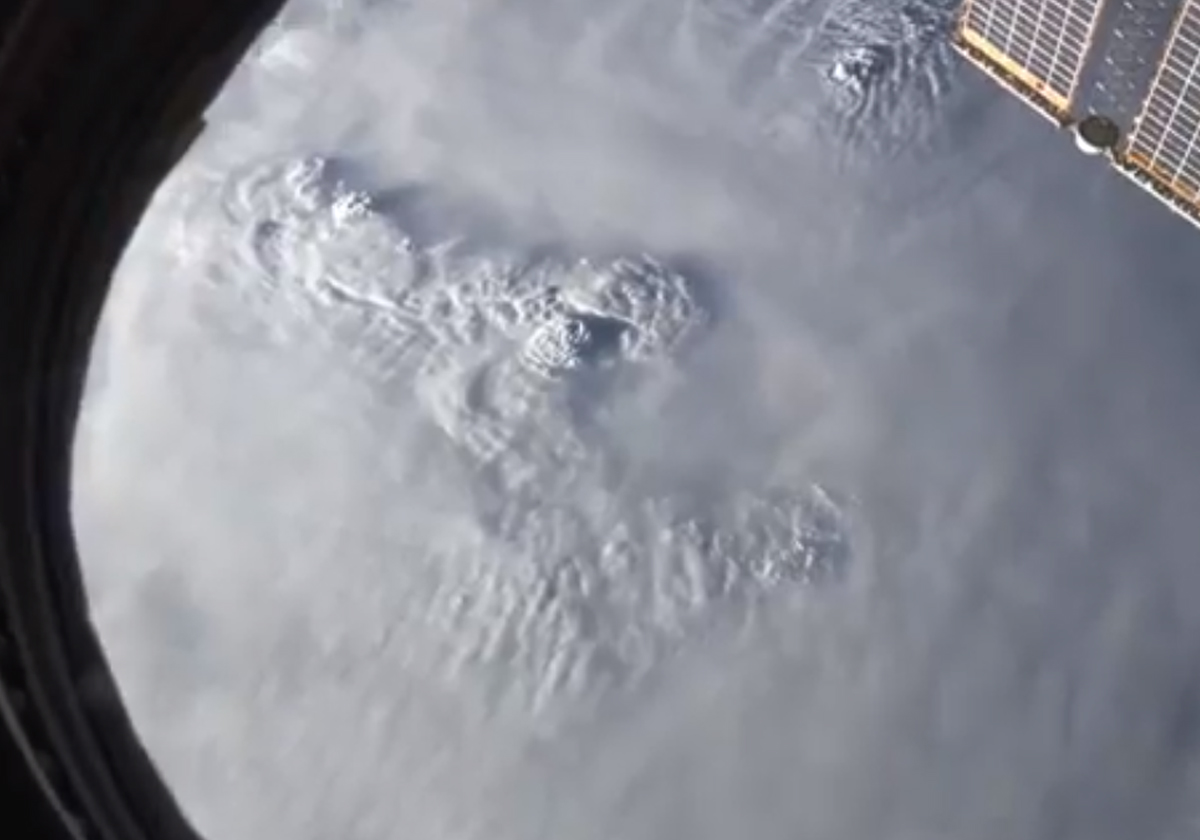 فيديو مخيف.. مشاهد حصرية لـ إعصار بيبارجوي بثها "النيادي" من الفضاء