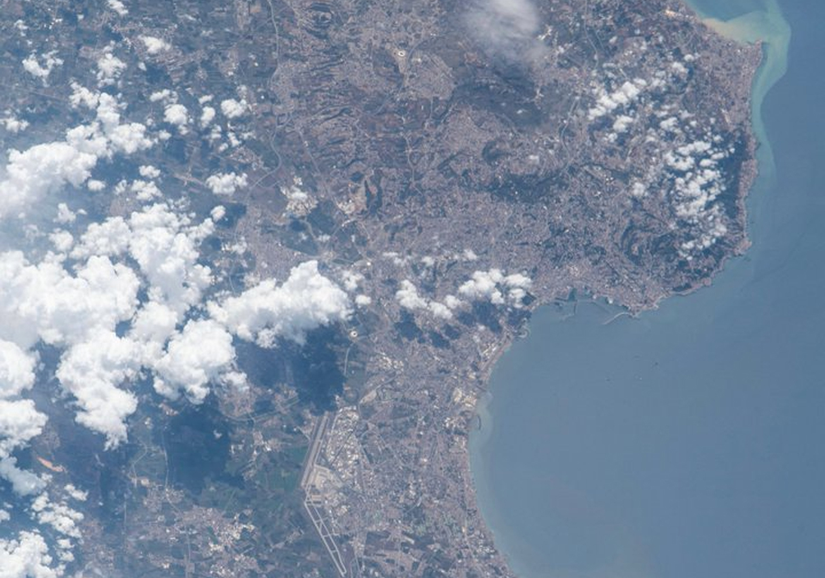 مشهد يأسر القلوب.. هكذا تبدو العاصمة الجزائرية من الفضاء